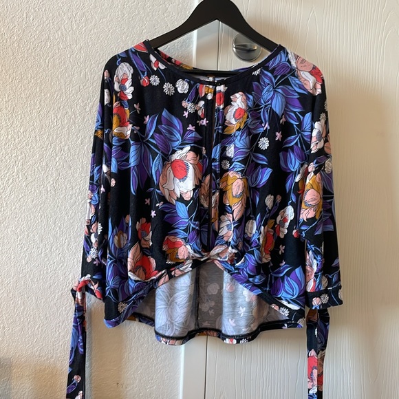 Free people, flowered shirt, with bowtie sleeves - Picture 2 of 8